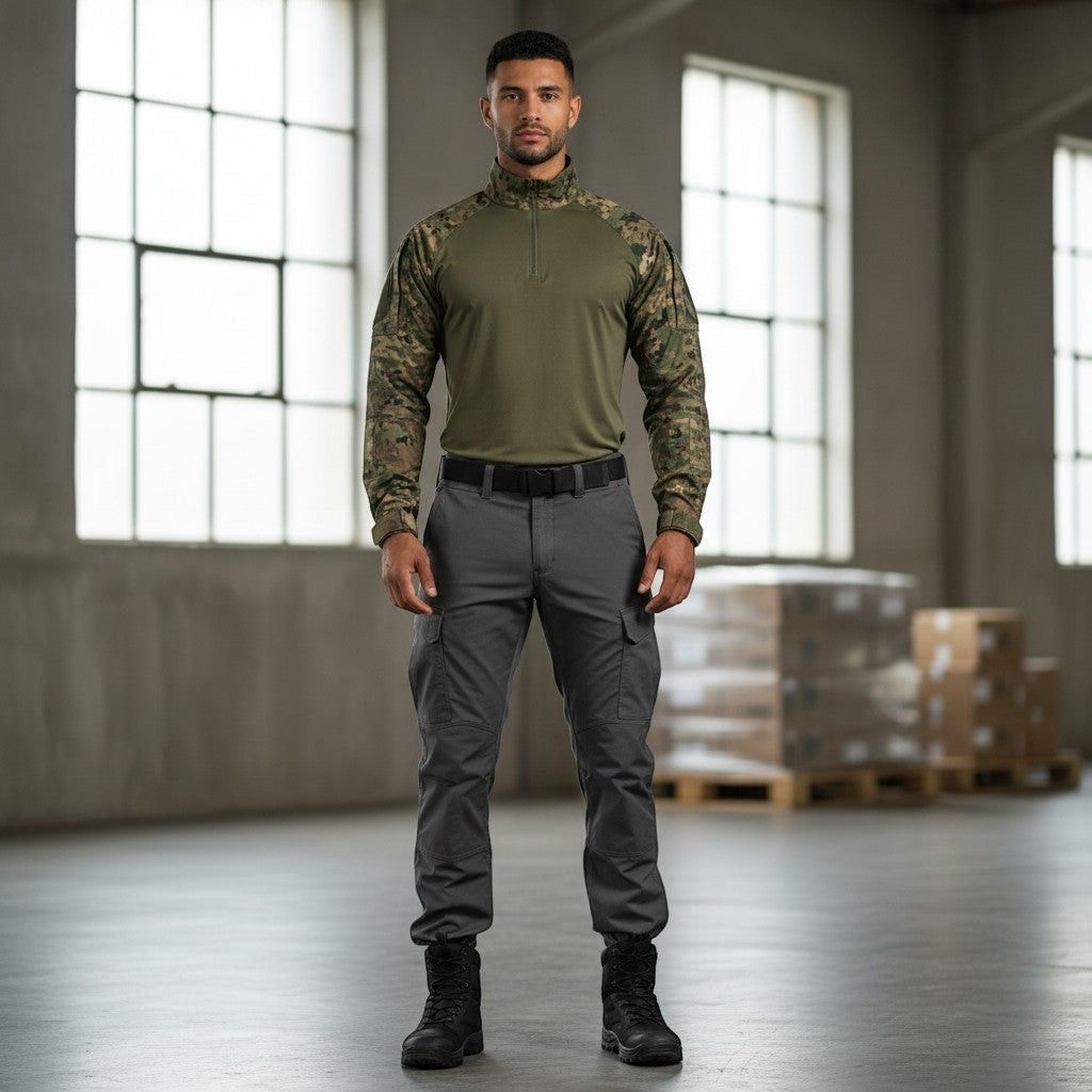 id-paintball Feldhemd Combat Shirt in Flecktarn mit olivgrünem Rumpf und Stehkragen, getragen von einem Model.