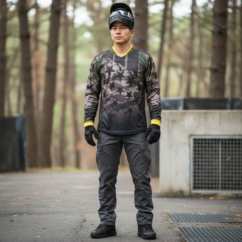 id-paintball Custom Paintball Jersey Star in Schwarz, Grau und Oliv mit Camouflage-Muster und Sternen, getragen von Spieler