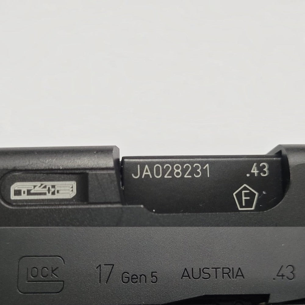 id-paintball GLOCK 17 Gen5 T4E Markierer im Kaliber .43 mit Detailansicht der Schlittengravur und Seriennummer
