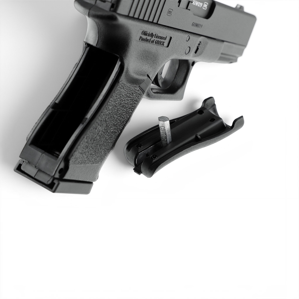 id-paintball Glock 19 CO2 Pistole mit offenem Griffstück und entnommenem Magazin für 4,5 mm Stahl-BBs