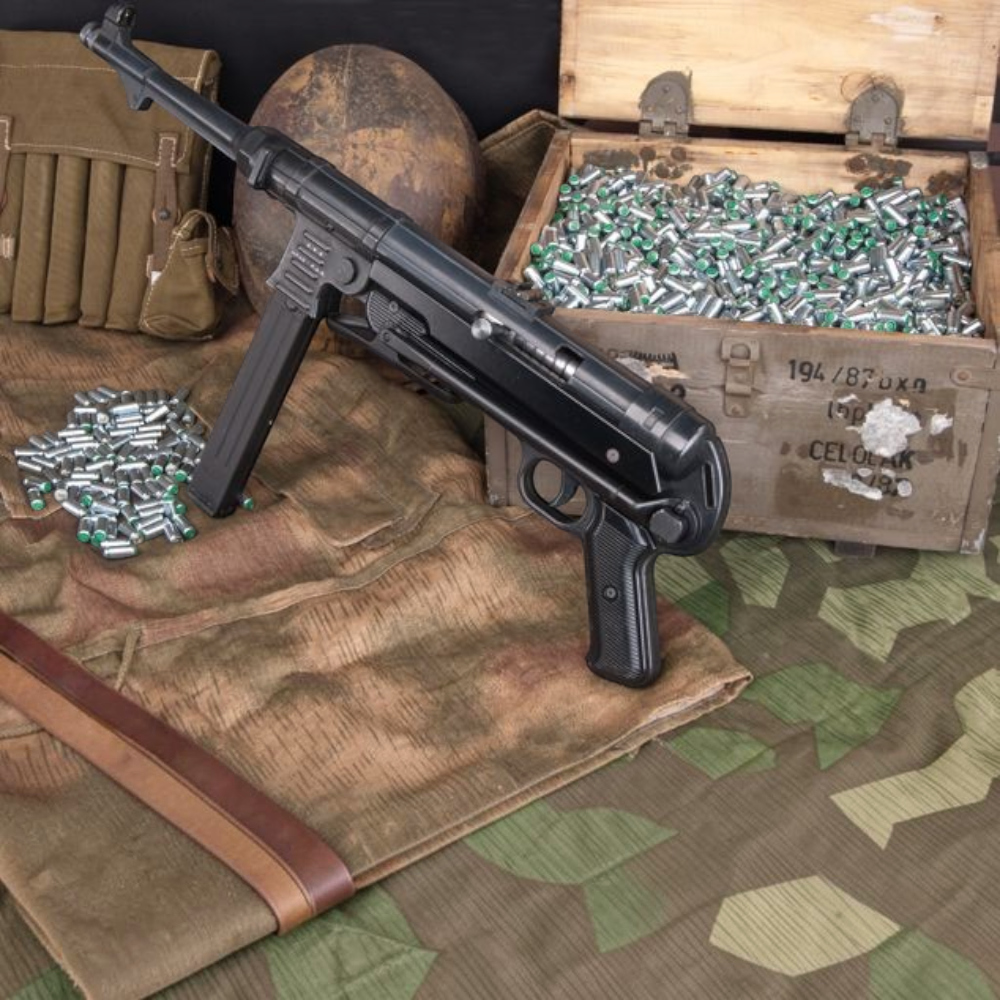 id-paintball GSG MP40 Schreckschusswaffe in Schwarz mit klappbarer Schulterstütze auf historischem Hintergrund