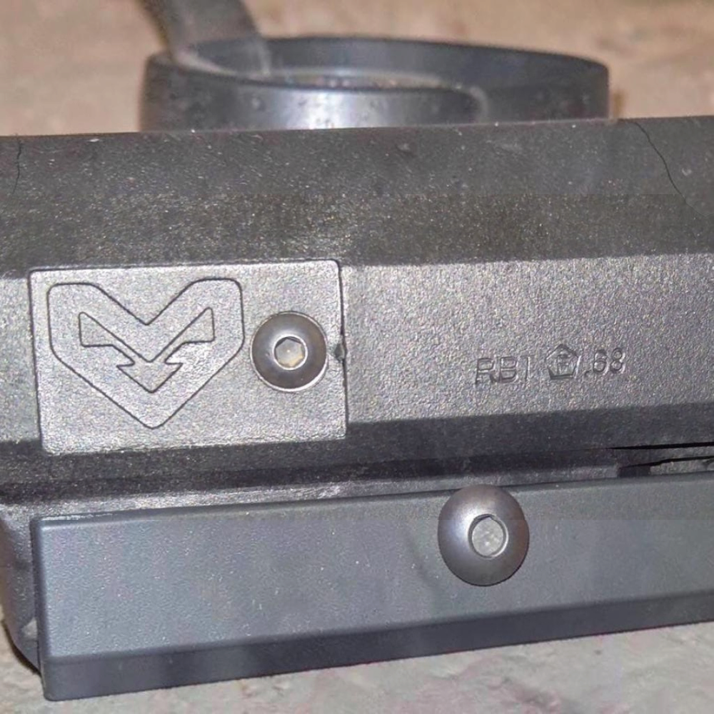 id-paintball Milsig M17 G3 Markierer Detailansicht mit eingeprägtem Logo und Kaliber .68 Markierung auf dem Gehäuse