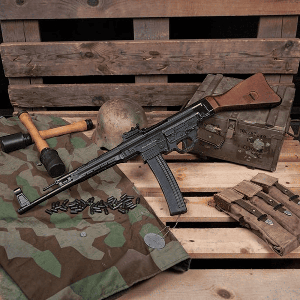 id-paintball GSG StG44 Gas Signalwaffe mit Echtholzschaft auf einer Holzkiste mit historischem Zubehör