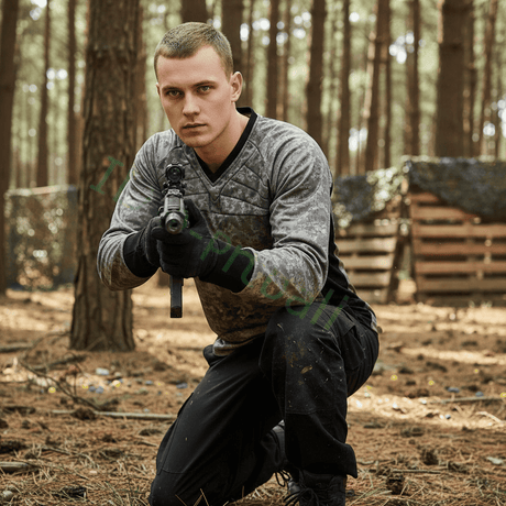 id-paintball ACU Digital Tarn Paintball Jersey mit Polsterung an einem Spieler im Wald beim Zielen