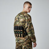 id-paintball Battlepack Desert Camo 4+5 an einem Spieler in Tarnkleidung für schnellen Zugriff auf Paintball-Pods