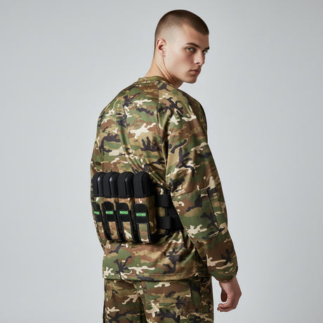 id-paintball Battlepack Desert Camo 4+5 an einem Spieler in Tarnkleidung für schnellen Zugriff auf Paintball-Pods