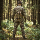 id-paintball Battlepack Desert Camo 3+4 an einem Paintballspieler im Wald mit Tarnkleidung und Maske