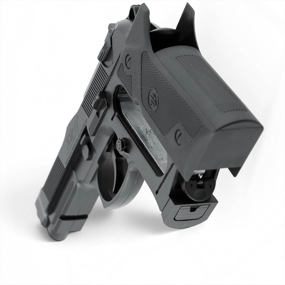 id-paintball Beretta Elite II CO2-Pistole mit geöffnetem Griffstück für den Kapselwechsel auf weißem Hintergrund