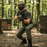 id-paintball Bundeswehr T-Shirt in Flecktarn aus Baumwolle, getragen von einem Paintballspieler im Wald