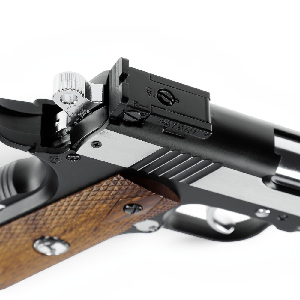 id-paintball Colt Special Combat Classic CO2 Pistole Detailansicht mit verstellbarer Kimme und Holzoptik-Griffschalen