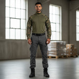id-paintball Feldhemd Combat Shirt in Flecktarn mit olivgrünem Rumpf und Stehkragen, getragen von einem Model.