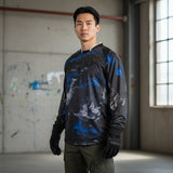 id-paintball Custom Jersey Blue Wish mit Polsterung, integrierten Handschuhen und blau-grauem Design an einem Spieler