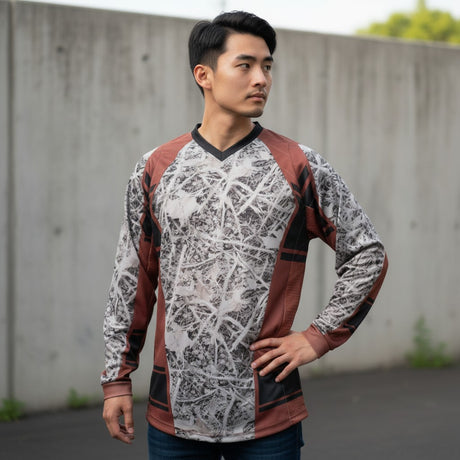 id-paintball Custom Jersey RedRoot in Weiss, Schwarz und Rot mit Polsterung an Schultern und Armen an einem Spieler