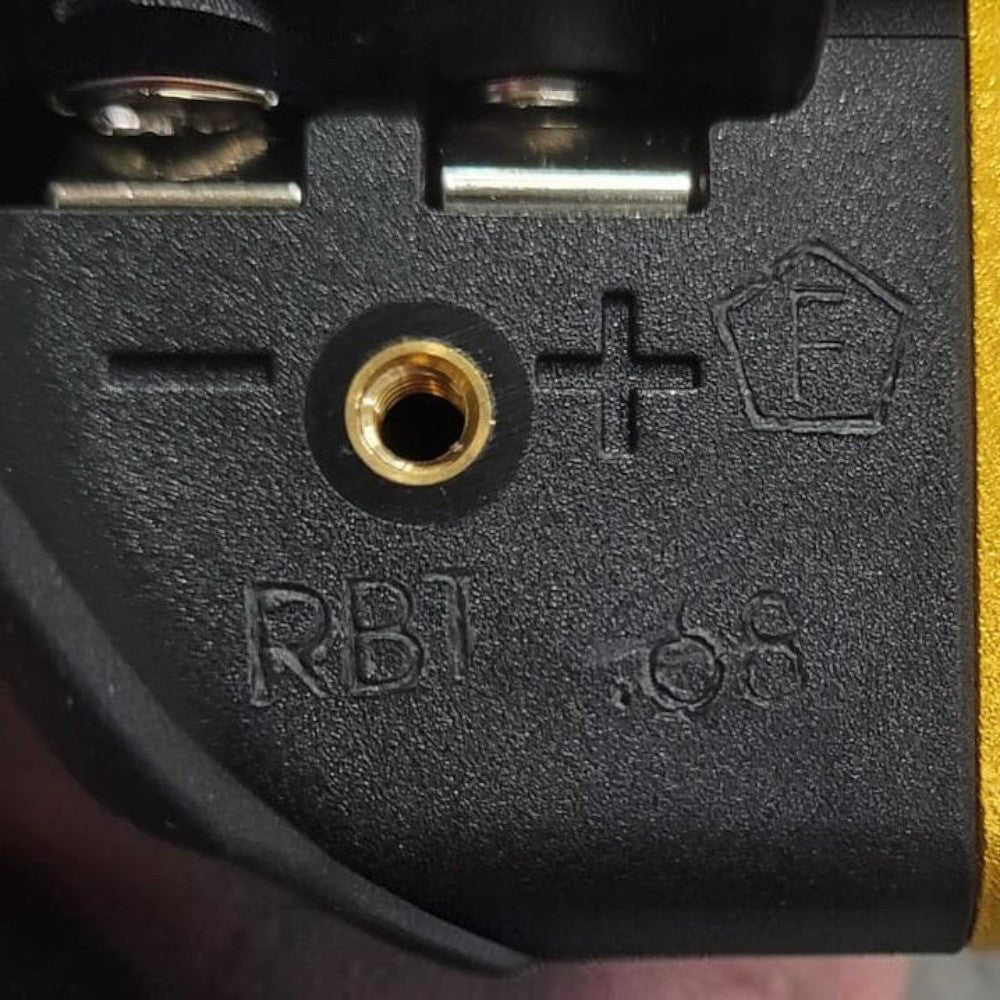 id-paintball Empire Axe 2.0 Markierer Detailansicht der Batterieanschlüsse und Gehäuseprägung