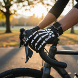 id-paintball Exalt Death Grip Vollfinger-Handschuhe in Weiss mit Skelett-Design beim Greifen eines Fahrradlenkers