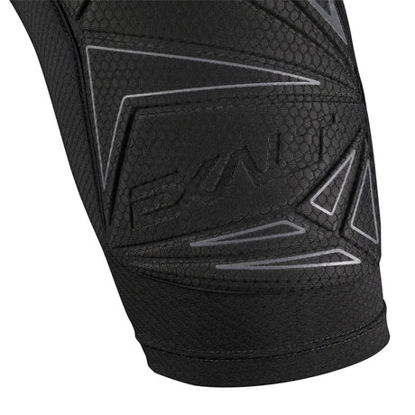id-paintball Exalt FreeFlex Paintball Slide Short mit schwarzer Schutzpolsterung an Oberschenkel und Hüfte