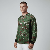 id-paintball Flecktarn Camo Paintball Jersey mit V-Ausschnitt und Polsterung an einem Model vor grauem Hintergrund