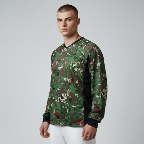 id-paintball Flecktarn Camo Paintball Jersey mit V-Ausschnitt und Polsterung an einem Model vor grauem Hintergrund