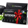 id-paintball Geschenkgutschein mit roter Schleife, Paintball-Maske und Farbkugeln auf schwarzem Hintergrund