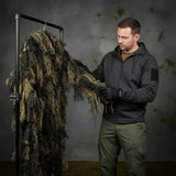 id-paintball Ghillie Suit Tarnanzug im Woodland-Design auf einem Kleiderständer präsentiert