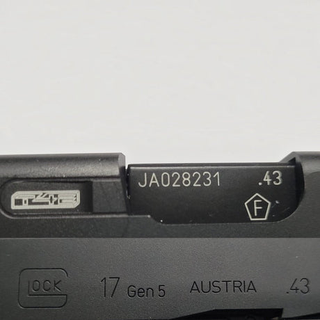 id-paintball GLOCK 17 Gen5 T4E Markierer im Kaliber .43 mit Detailansicht der Schlittengravur und Seriennummer