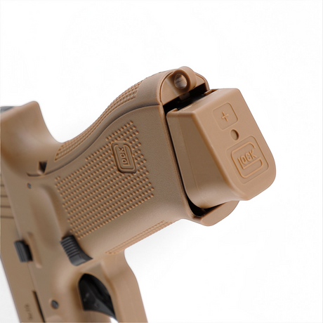 id-paintball GLOCK 19X Airsoft-Pistole in Coyote-Farbton mit Detailansicht des Magazinbodens und Griffstücks