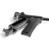 id-paintball Legends P08 CO2-Pistole aus schwarzem Metall mit strukturierter Griffschale in Nahaufnahme