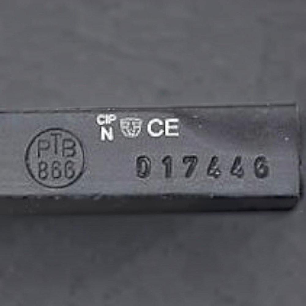id-paintball ME P08 Schreckschusspistole mit PTB-Zulassung und Seriennummer auf brüniertem Metallgehäuse