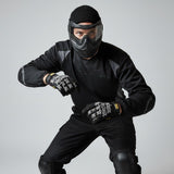 id-paintball Mechanix The Original Einsatzhandschuhe in Schwarz mit weissem Logo, getragen von einem Paintball-Spieler.