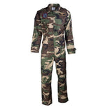 id-paintball Mil-Tec Fliegerkombi in Woodland Camo mit Patches, Reißverschlusstaschen und verstellbaren Klettbündchen.