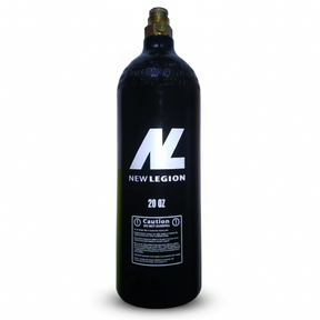 Schwarzer New Legion 20 OZ CO2 Paintball-Tank mit Pin-Ventil und weißem Logo auf neutralem Hintergrund