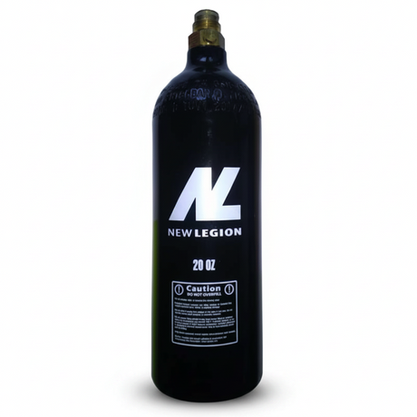 Schwarzer New Legion 20 OZ CO2 Paintball-Tank mit Pin-Ventil und weißem Logo auf neutralem Hintergrund