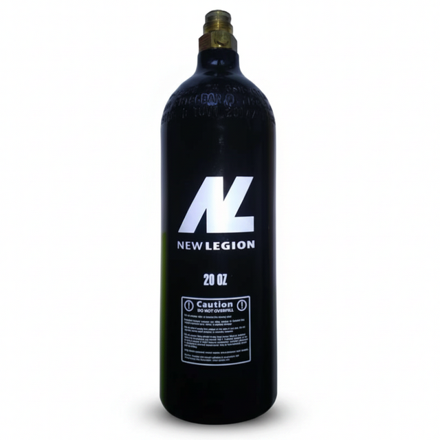 Schwarzer New Legion 20 OZ CO2 Paintball-Tank mit Pin-Ventil und weißem Logo auf neutralem Hintergrund