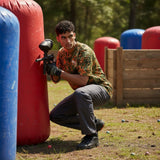 id-paintball Paintball Brustpanzer in Flecktarn-Optik getragen von einem Spieler in Deckung auf einem Spielfeld