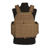id-paintball Plate Carrier Weste in Coyote Braun mit Molle-System und Klettflächen auf einer Schaufensterpuppe