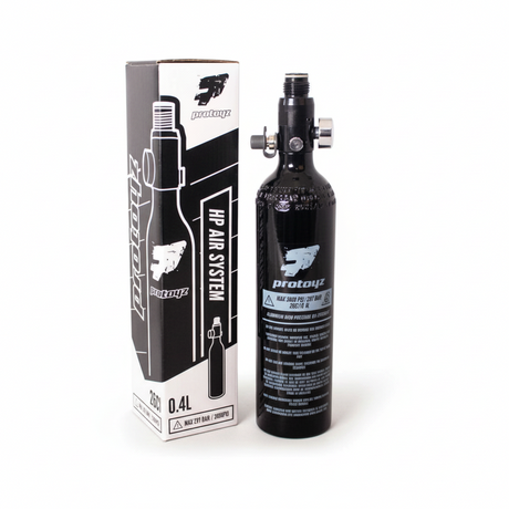 id-paintball Protoyz 0,4L HP Druckluftflasche aus Aluminium mit 200 Bar Regulator und Manometer neben der Produktbox