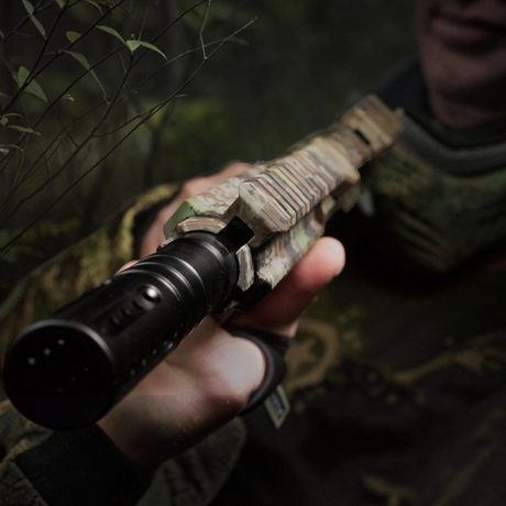 id-paintball Planet Eclipse S63 Tactical Lauf in Schwarz mit modularem Aufbau und Muzzle an einem Paintball-Markierer