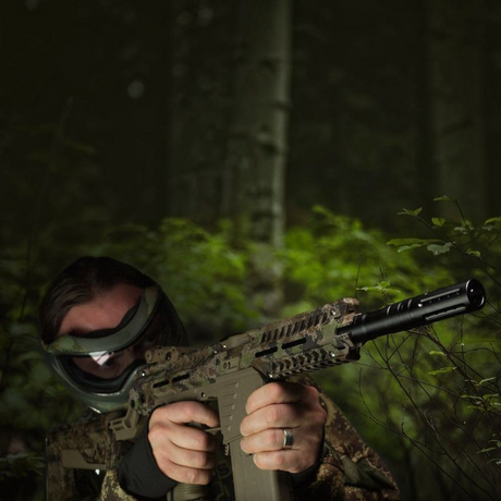 id-paintball Planet Eclipse S63 Tactical Lauf in Schwarz an einem Paintball-Markierer im Wald-Szenario