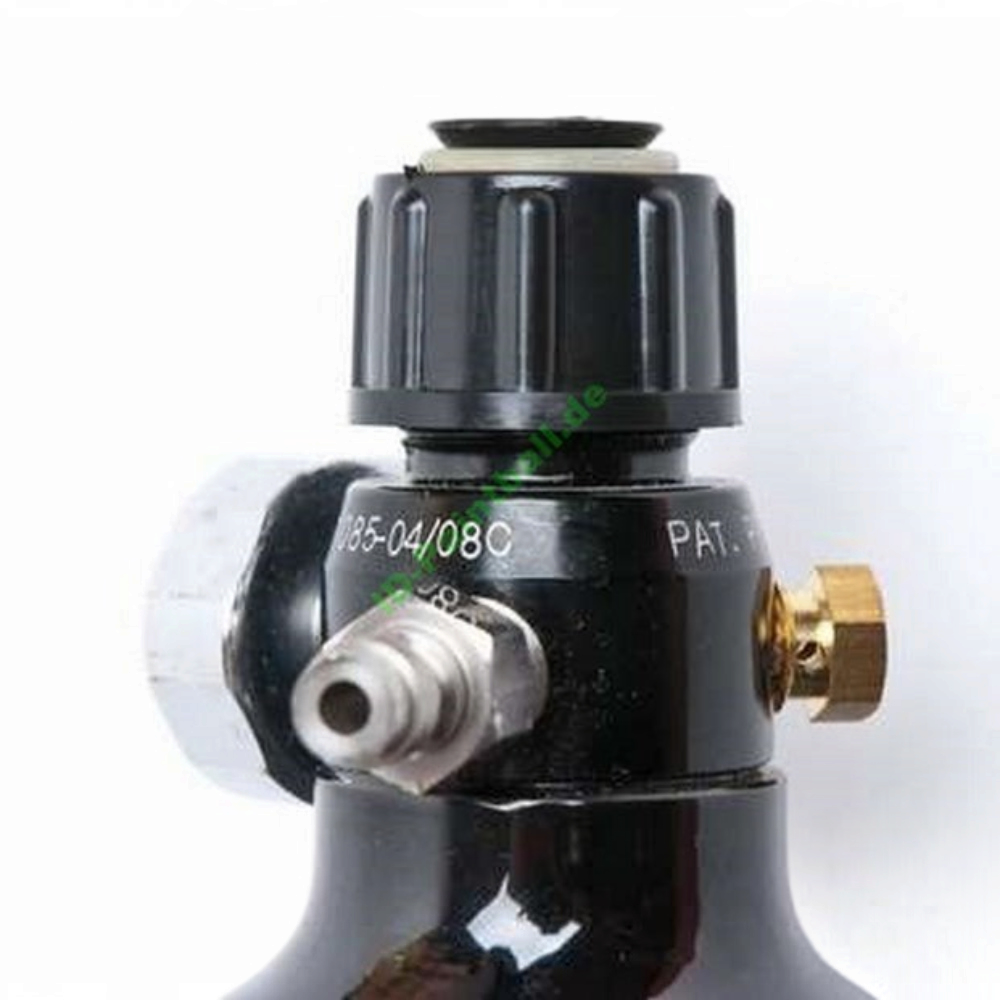 id-paintball schwarze Aluminium-Ventilschutzkappe mit O-Ringaufnahme auf einem Paintball-Regulator montiert
