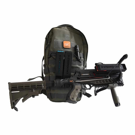 id-paintball Steambow AR-6 Stinger II Armbrust mit taktischem Pfeilköcher und Schnelllader an einem olivgrünen Rucksack