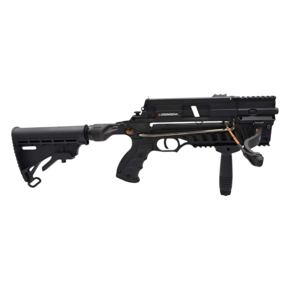 Schwarze Steambow AR-6 Stinger II Tactical Repetierarmbrust aus Polymer mit verstellbarem Schaft und Vordergriff.