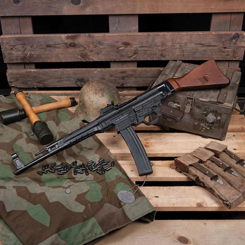 id-paintball GSG StG44 Gas Signalwaffe mit Echtholzschaft auf einer Holzkiste mit historischem Zubehör