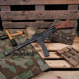 id-paintball GSG StG44 Gas Signalwaffe mit Echtholzschaft auf einer Holzkiste mit historischem Zubehör