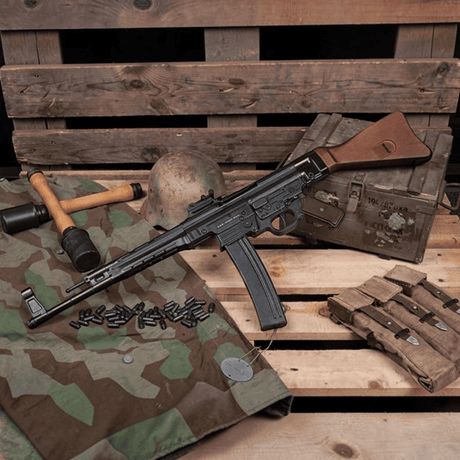 id-paintball GSG StG44 Gas Signalwaffe mit Echtholzschaft auf einer Holzkiste mit historischem Zubehör
