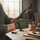id-paintball Tactical Vollfingerhandschuhe in Olivgrün mit Knöchelschutz und Klettverschluss bei der Arbeit in der Werkstatt