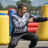 id-paintball The Skulls Trikot in Weiss mit Totenkopf-Design, Polsterungen und atmungsaktivem Stoff auf dem Spielfeld