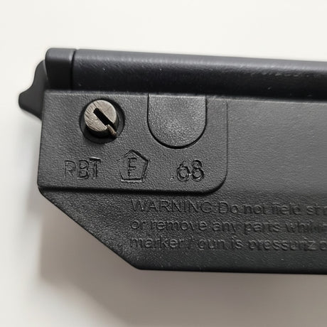 id-paintball Tippmann A5 Markierer Gehäuse Detailansicht mit F-Zeichen und Kaliber 68 Kennzeichnung