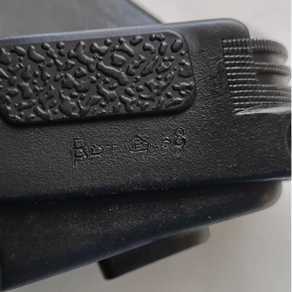 id-paintball Tippmann TiPX Paintball Markierer Detailansicht mit F-Zeichen Prägung auf dem schwarzen Gehäuse