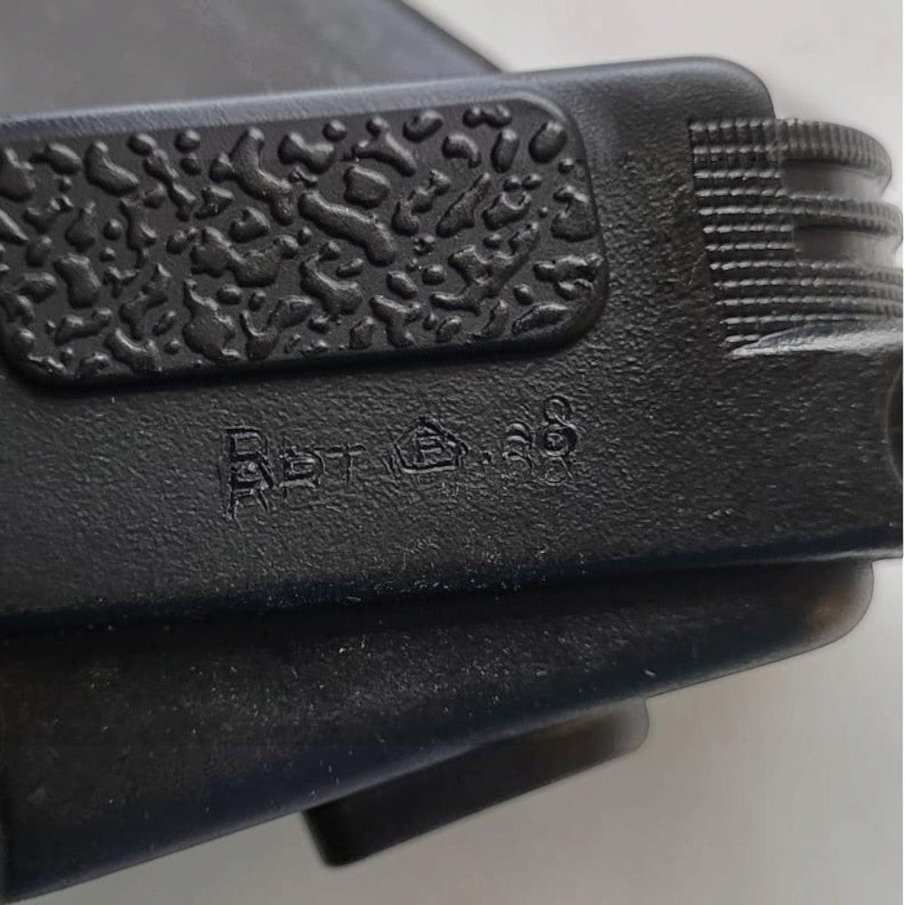id-paintball Tippmann TiPX Paintball-Pistole Detailansicht mit Kaliber .68 Prägung auf dem schwarzen Gehäuse