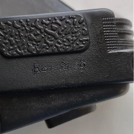id-paintball Tippmann TiPX Paintball-Pistole Detailansicht mit Kaliber .68 Prägung auf dem schwarzen Gehäuse